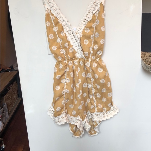 Illa Illa Mustard Crochet Romper - Picture 6 of 8